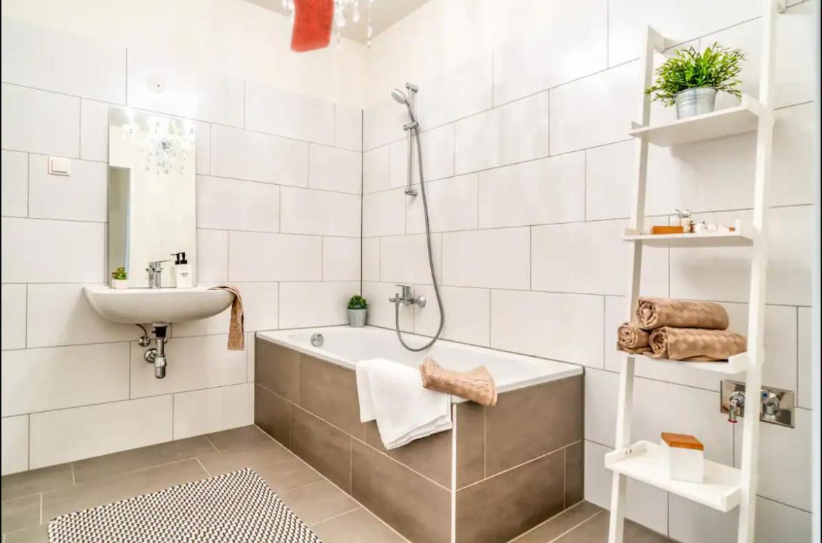 Modern Apartment With Balcony & Free Parking - Nearby Metro Vienna Luaran gambar